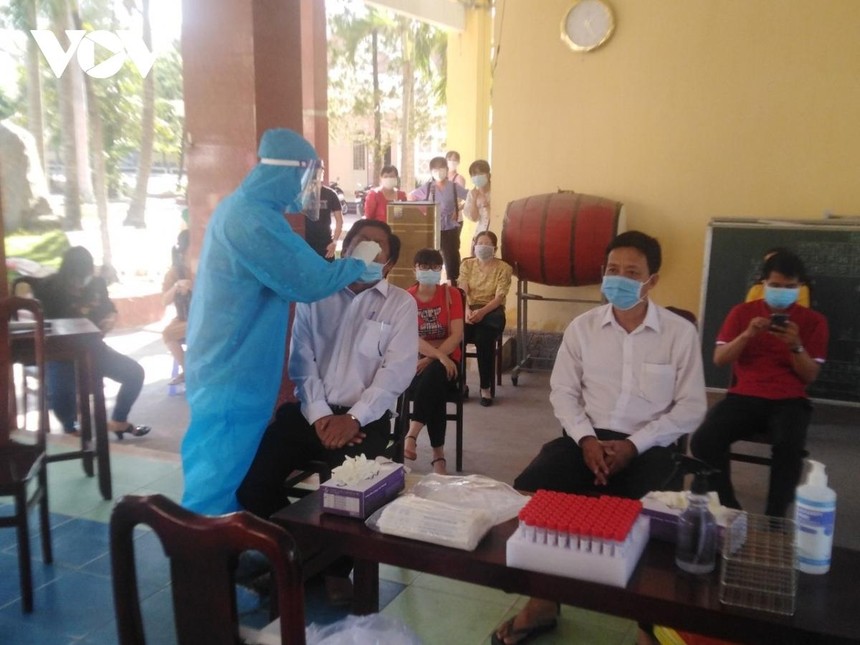 Ngành y tế Tiền Giang lấy mẫu xét nghiệm SARS-CoV-2.