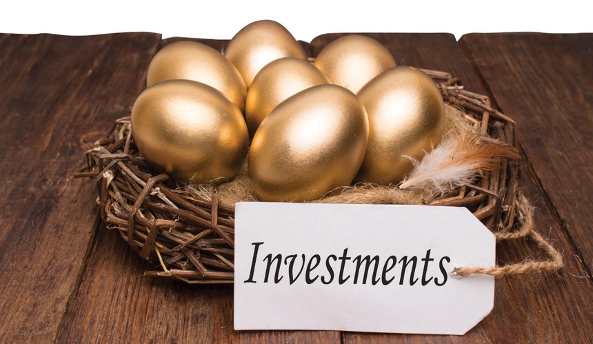 Kênh đầu tư chứng khoán và bất động sản vẫn đang là điểm đến chủ yếu của dòng tiền. Ảnh: Shutterstock.