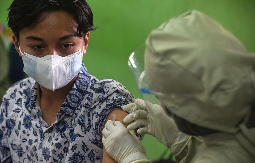 Nhân viên y tế tiêm vaccine phòng COVID-19 cho người dân tại Jakarta, Indonesia, ngày 1/7/2021. (Ảnh: THX/TTXVN).