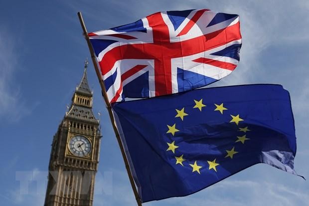Cờ EU (dưới) và Anh tại London, Anh. (Ảnh: AFP/TTXVN).