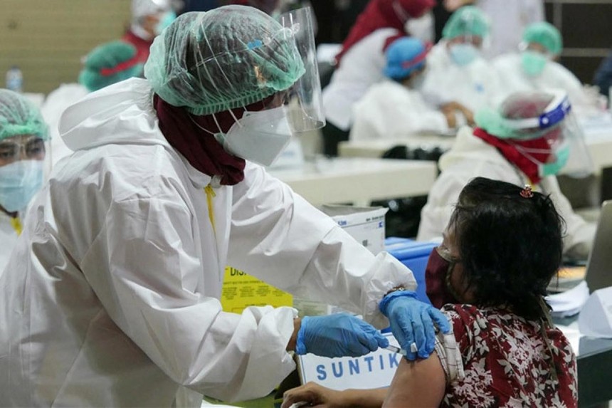 Nhân viên y tế Indonesia tiêm vaccine Covid-19 cho người dân. Ảnh: CBS.