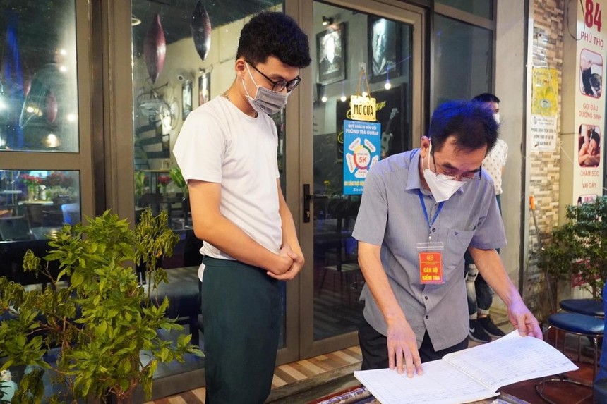 Thành phố Hải Dương tăng cường kiểm tra các biện pháp phòng chống dịch bệnh tại khu vực nhà hàng, quán cafe, nơi tập trung đông người. (Ảnh: CTV).