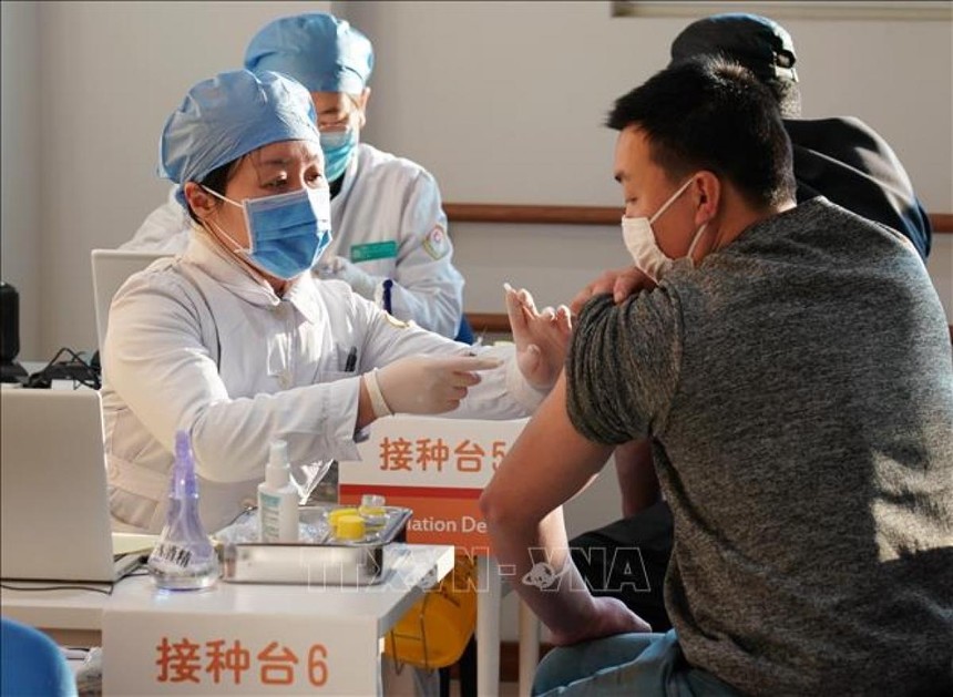 Nhân viên y tế tiêm chủng vaccine ngừa COVID-19 cho người dân tại Bắc Kinh, Trung Quốc. Ảnh: THX/TTXVN