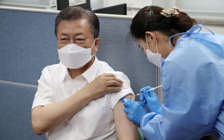 Tổng thống Hàn Quốc Moon Jae-in tiêm vaccine Covid-19. Ảnh: USNews.