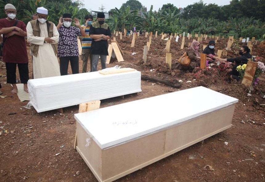 Một địa điểm chôn cất thi thể bệnh nhân Covid-19 ở ngoại ô thủ đô Jakarta, Indonesia hôm 13/7. Ảnh: Reuters.
