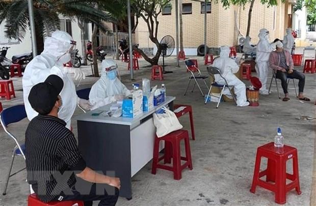 Cán bộ y tế test nhanh kháng nguyên SARS-CoV-2 cho lao động tại tỉnh Phú Yên. (Ảnh: TTXVN).
