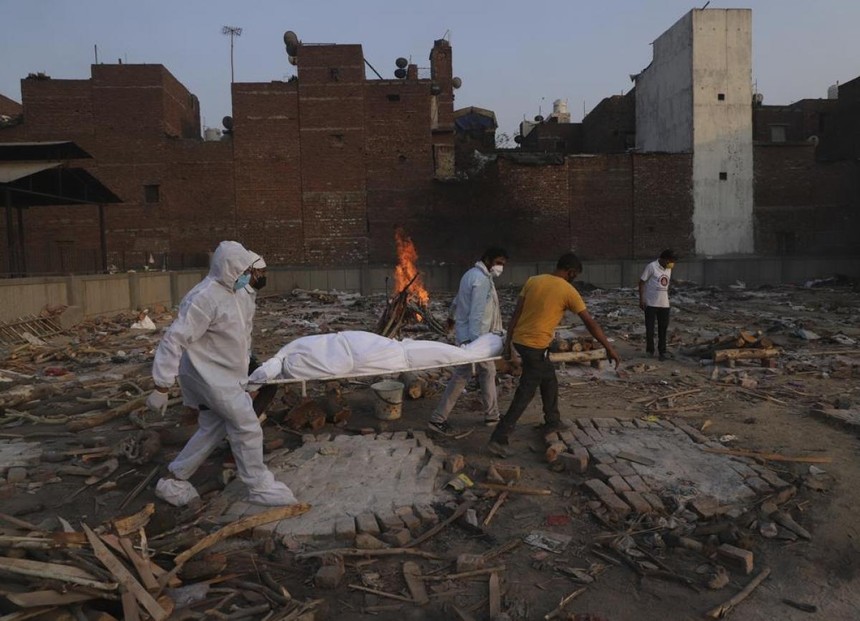 Các thành viên gia đình và tình nguyện viên mang thi thể của một bệnh nhân tử vong do Covid-19 đi hỏa táng ở New Delhi, Ấn Độ. Ảnh: AP.