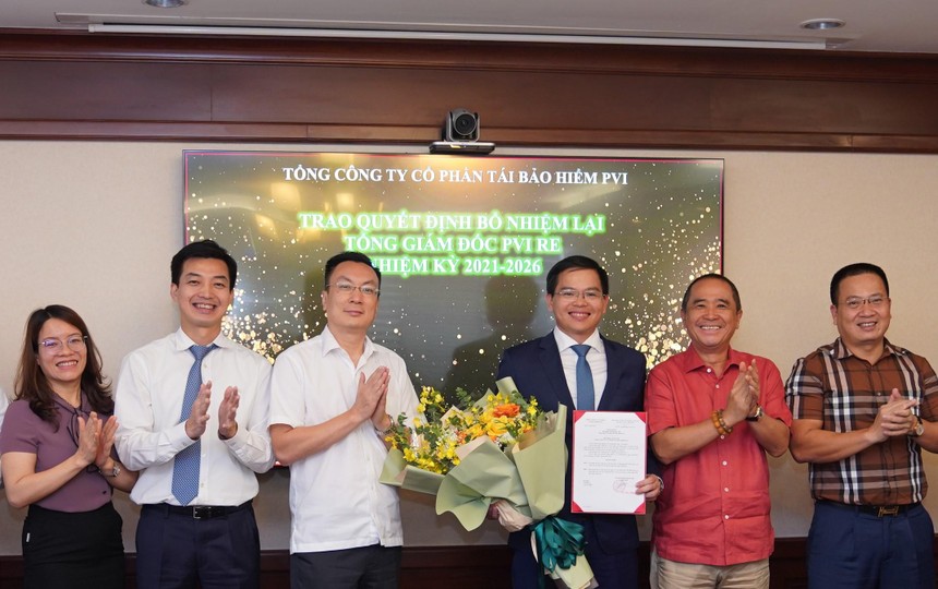 Ông Vũ Văn Thắng – Chủ tịch HĐQT trao Quyết định bổ nhiệm và Lãnh đạo PVI Holdings tặng hoa chúc mừng ông Trịnh Anh Tuấn.