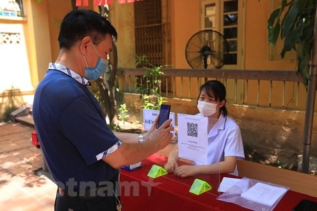 Hà Nội kêu gọi người dân thực hiện khai báo y tế thường xuyên để phòng, chống dịch COVID-19. (Ảnh: Xuân Quảng/Vietnam+).