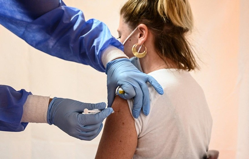 Nhân viên y tế tiêm vaccine phòng COVID-19 của hãng dược Pfizer-BioNTech cho người dân tại Saint-Maur-des-Fossés, ngoại ô Paris, Pháp, ngày 31/5/2021. (Ảnh: AFP/TTXVN).