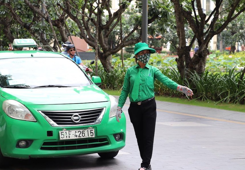 Nhân viên điều phối xe taxi Mai Linh tại TP.HCM thời điểm chưa áp dụng Chỉ thị 16 (Ảnh: Thị Hồng).