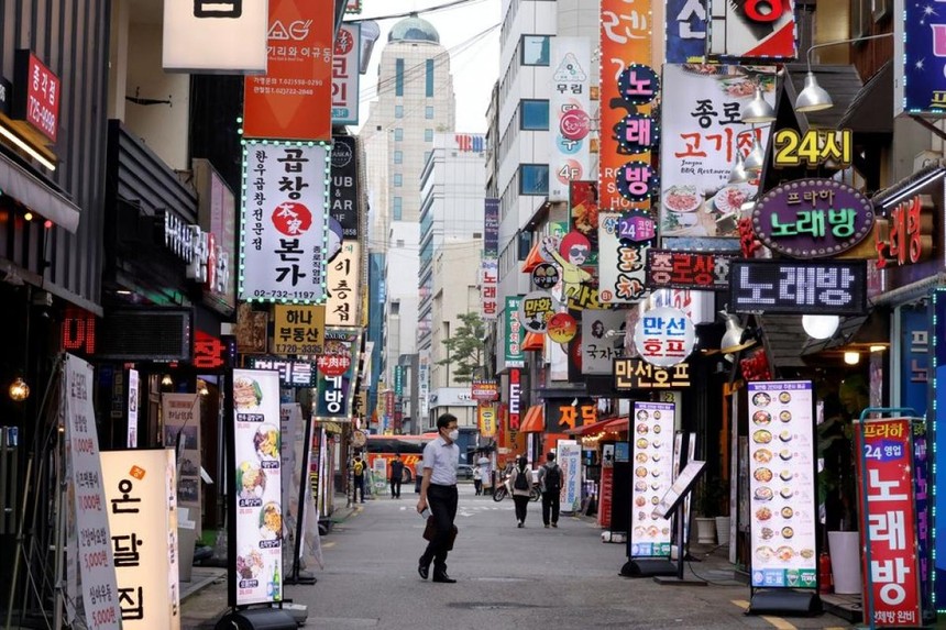 Đường phố Seoul trở nên vắng vẻ do các quy định giãn cách xã hội và nhiều công ty cho nhân viên làm việc tại nhà. Ảnh: Reuters.