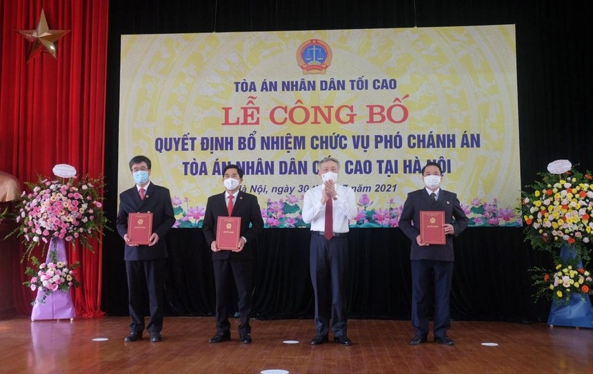 Trao quyết định cho 3 tân Phó Chánh án TAND Cấp cao tại Hà Nội.