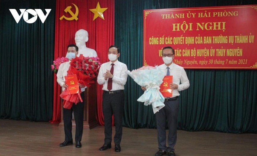 Ông Trần Lưu Quang, Bí thư Thành ủy Hải Phòng trao Quyết định và tặng hoa ông Phạm Văn Thép, tân Bí thư Huyện ủy Thủy Nguyên (ngoài cùng bên trái).