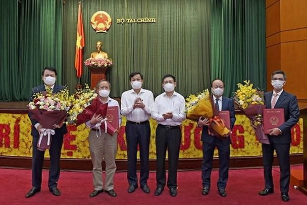 Phó Thủ tướng Lê Minh Khái (thứ ba từ trái sang) và Bộ trưởng Hồ Đức Phớc (thứ tư từ trái sang) chụp ảnh với hai Thứ trưởng nhận quyết định nghỉ hưu và hai tân Thứ trưởng. (Nguồn: thoibaotaichinhvietnam.vn).