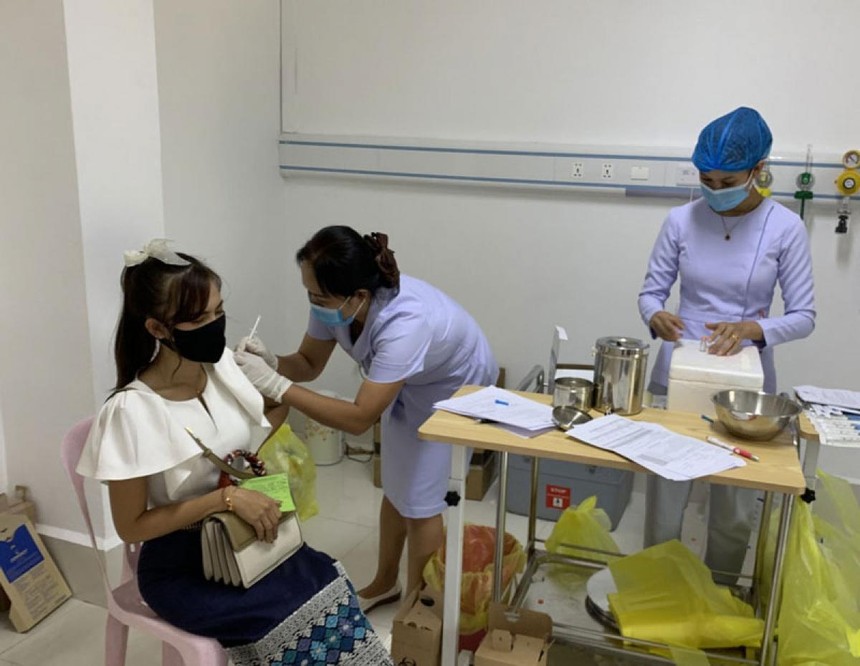 Người dân Lào tiêm vaccine ngừa Covid-19.