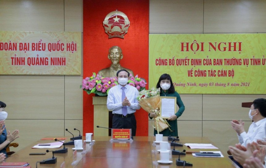 Tân Phó Trưởng đoàn ĐBQH chuyên trách tỉnh Quảng Ninh Nguyễn Thị Thu Hà nhận quyết định từ Bí thư Tỉnh ủy Quảng Ninh Nguyễn Xuân Ký.