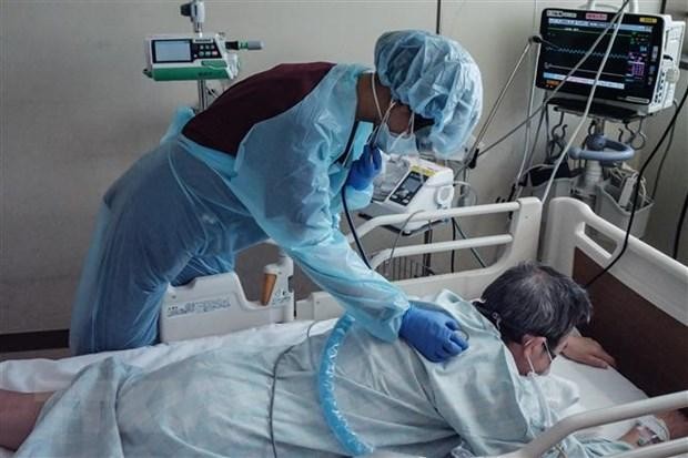 Điều trị cho bệnh nhân nhiễm COVID-19 tại bệnh viện ở Sapporo, Nhật Bản. (Ảnh: AFP/TTXVN).