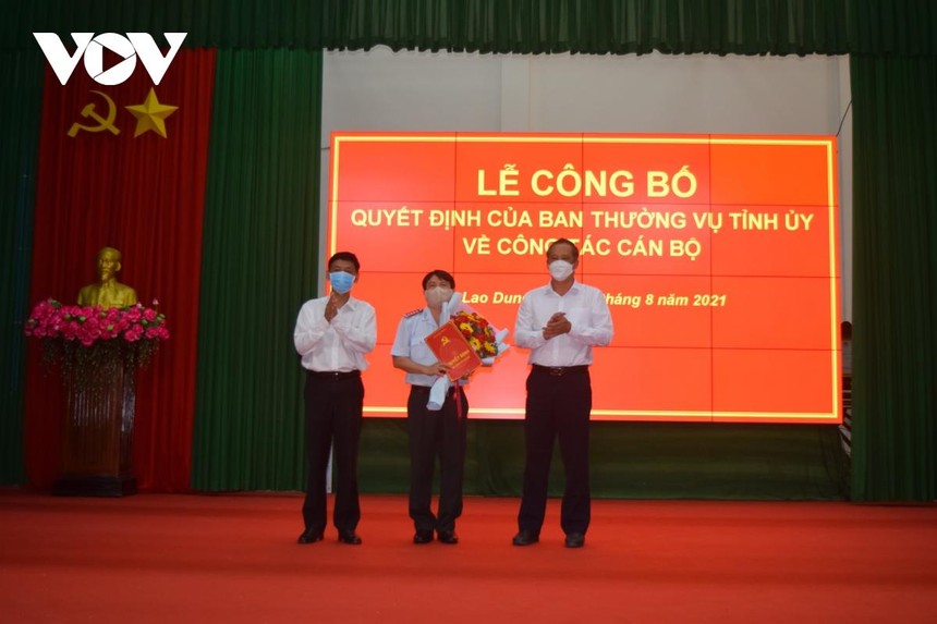 Ông Lê Trọng Nguyên (giữa) được điều động giữ chức Bí thư Huyện ủy Cù Lao Dung.
