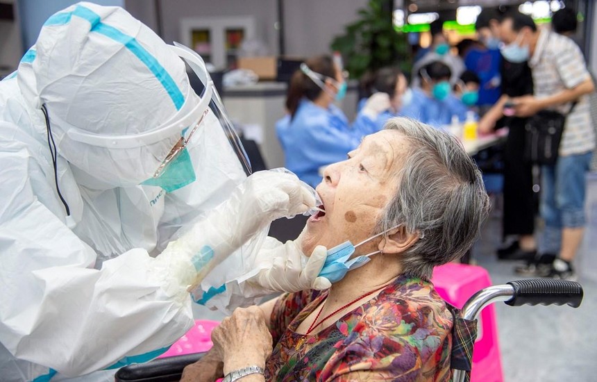 Nhân viên y tế lấy mẫu xét nghiệm COVID-19 cho người dân tại Vũ Hán, Trung Quốc, ngày 3/8/2021. (Ảnh: THX/TTXVN).