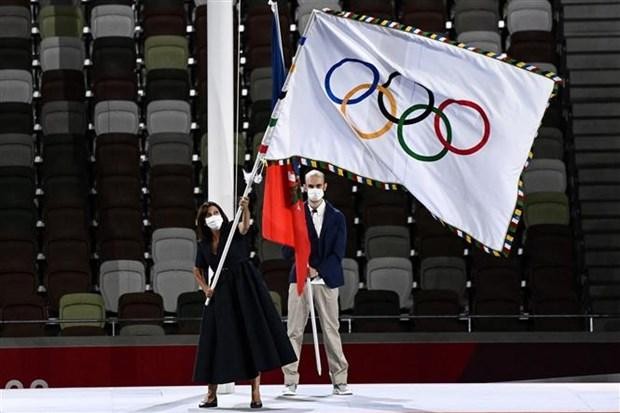 Bà Ana Maria Hidalgo, Thị trưởng Paris (Pháp) - thành phố đăng cai Thế vận hội mùa Hè 2024, tiếp nhận lá cờ Olympic tại lễ bế mạc Olympic Tokyo 2020 tại Nhật Bản, ngày 8/8/2021. (Ảnh: AFP/TTXVN).
