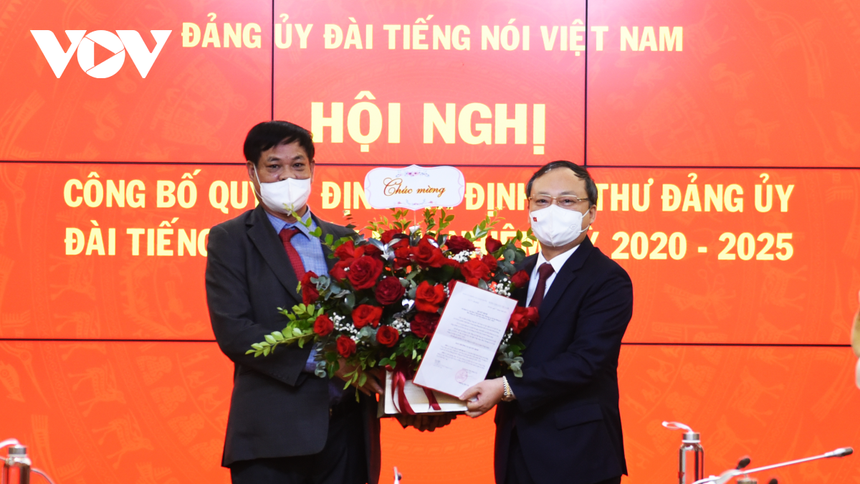 Ông Huỳnh Tấn Việt, Bí thư Đảng ủy Khối các cơ quan Trung ương trao quyết định và tặng hoa chúc mừng ông Đỗ Tiến Sỹ.