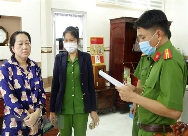 Cơ quan điều tra đọc lệnh khám xét nhà Nguyễn Thị Kim Hạnh đối tượng cầm đầu vụ vận chuyển trái phép 51kg vàng qua biên giới. (Ảnh: TTXVN phát).