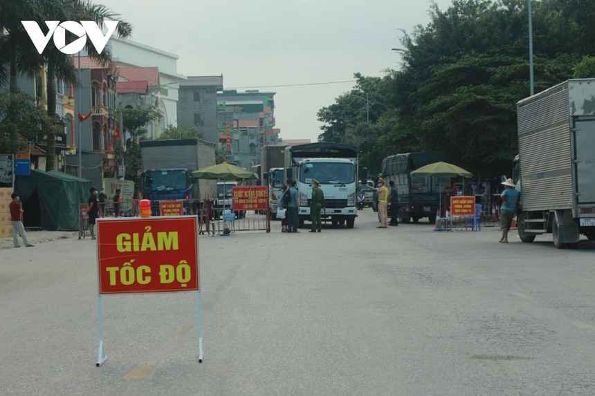 Chốt kiểm soát dịch các phương tiện ra vào tâm dịch huyện Thuận Thành, Bắc Ninh.