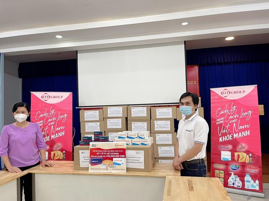 Đại diện DCL trao tăng thuốc Panalgan 500 và m-Rednison 16 cho Sở Y tế Tp Hồ Chí Minh.