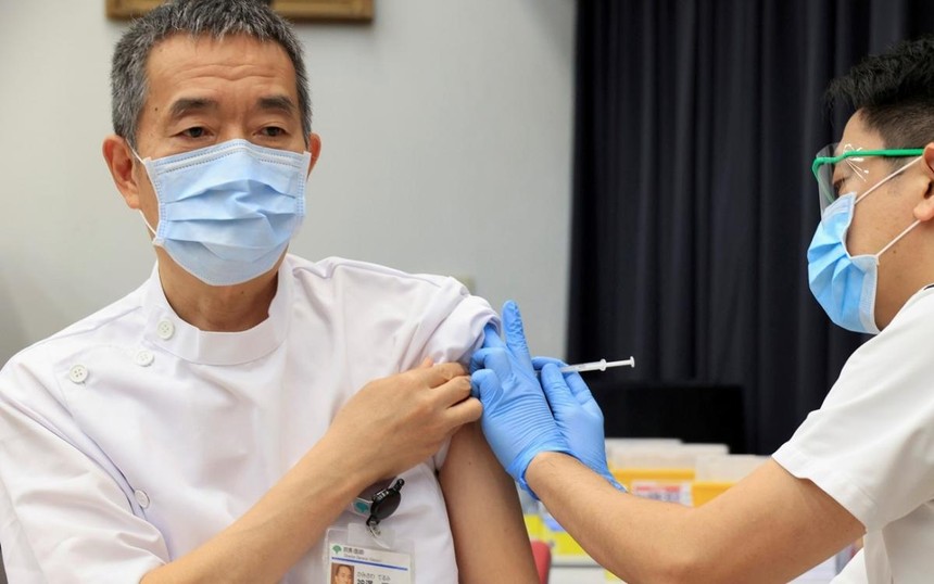 Nhật Bản tiêm chủng vaccine ngừa Covid-19. Ảnh: Reuters.