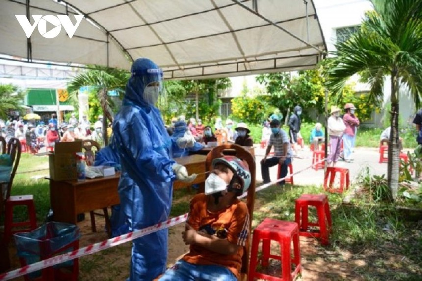 Nhân viên y tế lấy mẫu test nhanh cho người dân ở phường Hàm Tiến, TP. Phan Thiết.