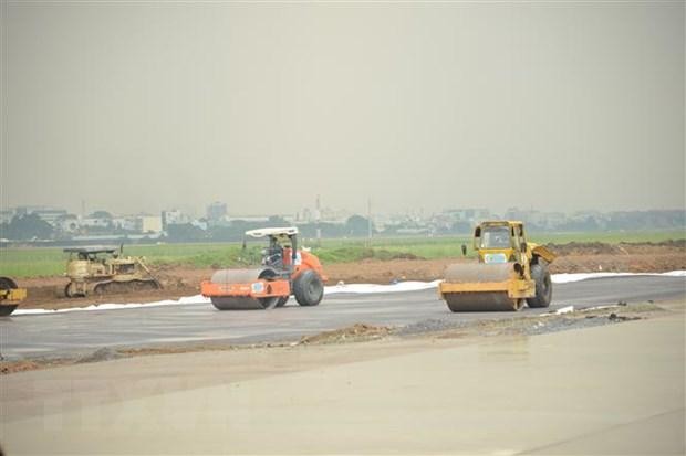 Các đơn vị thi công Dự án cải tạo nâng cấp đường cất hạ cánh, đường lăn sân bay Tân Sơn Nhất. (Ảnh: Thành Chung/TTXVN).