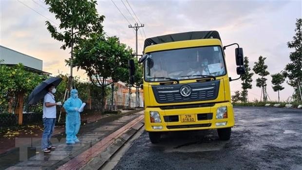 Xe tải sử dụng mã QR luồng xanh giả lưu thông từ vùng dịch về địa bàn tỉnh Gia Lai bị lực lượng chức năng bắt giữ. (Ảnh: Quang Thái/TTXVN).