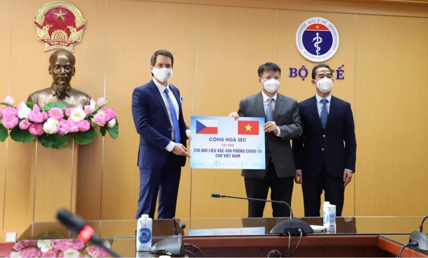 Việt Nam tiếp nhận hơn 250.000 liều vaccine COVID-19 do Séc trao tặng.