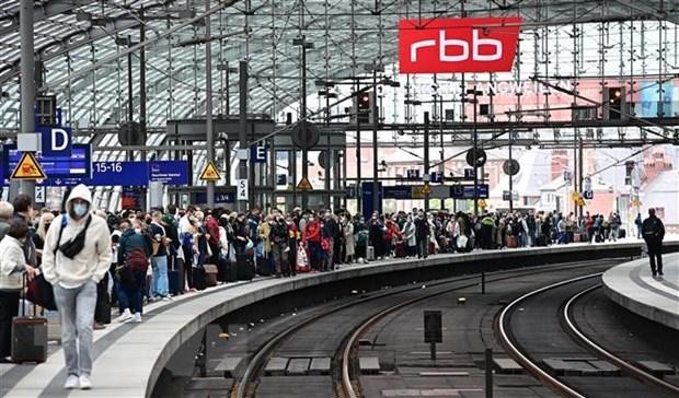 Hành khách chờ đợi tại nhà ga tàu hỏa ở Berlin. (Ảnh: AFP/TTXVN).