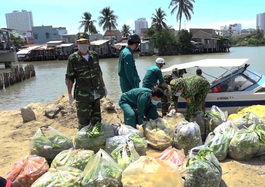 Vận chuyển tiếp tế lương thực thực phẩm cho người dân cồn Ngọc Thảo, thành phố Nha Trang.