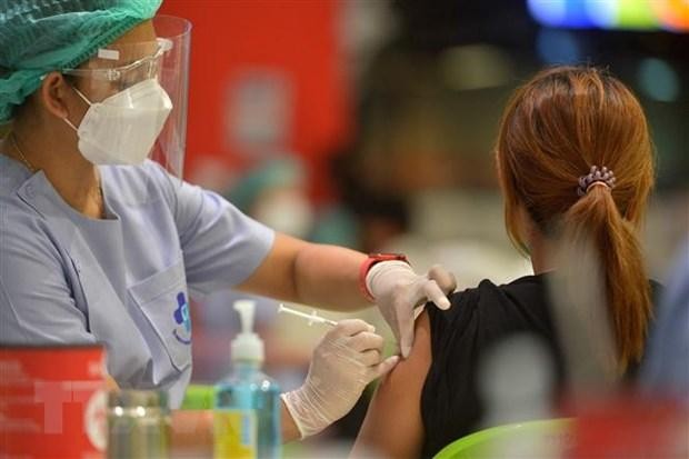 Nhân viên y tế tiêm vaccine ngừa COVID-19 cho người dân tại Bangkok, Thái Lan ngày 23/8/2021. (Ảnh: THX/TTXVN)
