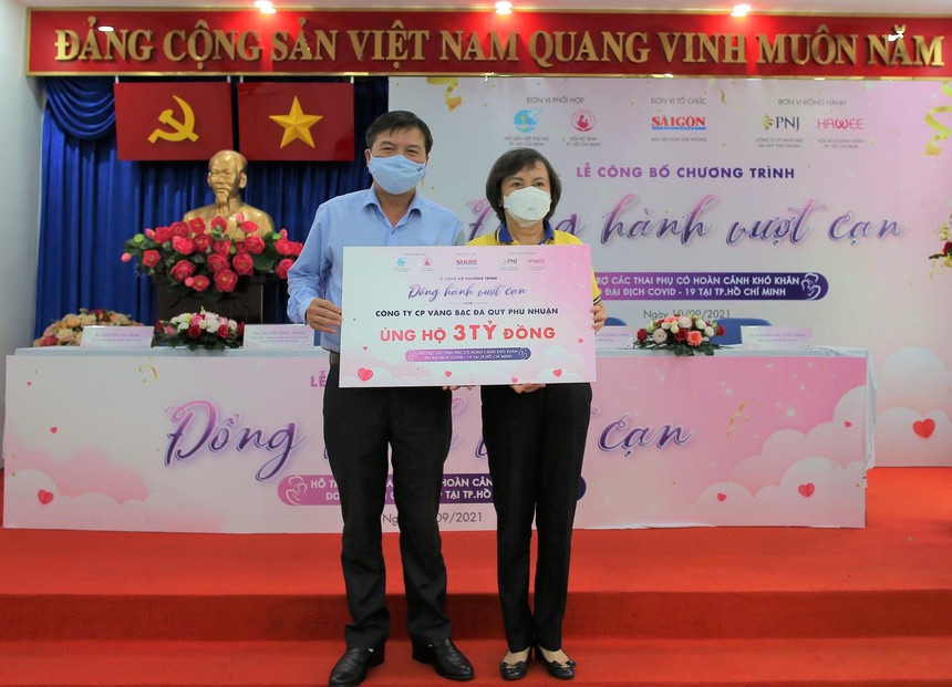 Bà Cao Thị Ngọc Dung, Chủ tịch HĐQT PNJ trao số tiền 3 tỷ đồng hỗ trợ các thai phụ.