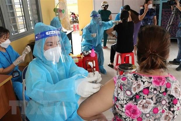 Người dân được tiêm vaccine Vero Cell tại điểm tiêm Trung tâm văn hóa phường Phú Lợi, thành phố Thủ Dầu Một, tỉnh Bình Dương. (Ảnh: Chí Tưởng/TTXVN).