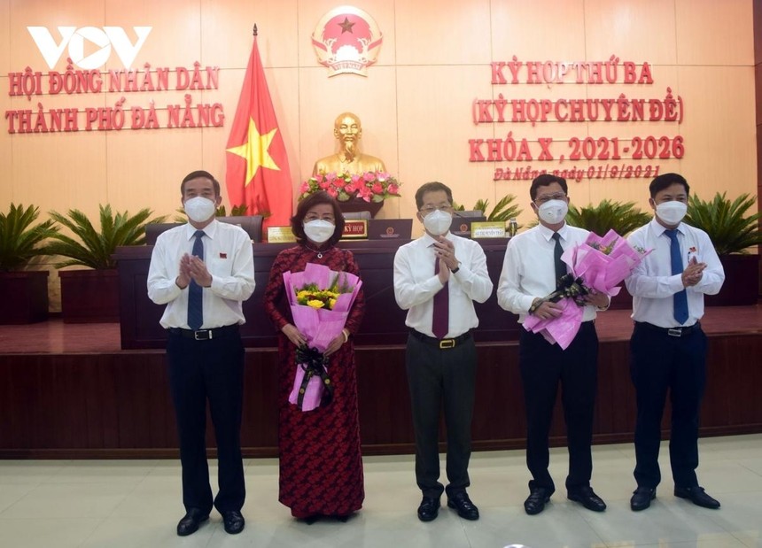 Lãnh đạo thành phố Đà Nẵng tặng hoa 2 Phó Chủ tịch UBND thành phố vừa được bầu (từ trái qua: Bà Ngô Thị Kim Yến và ông Trần Phước Sơn - người thứ tư). (Ảnh ngày 1/9/2021).