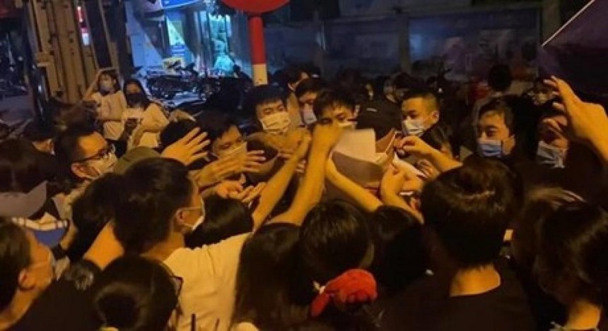 Tình trạng chen lấn, tập trung đông người tại Trường Tiểu học Trung Văn (phường Trung Văn, quận Nam Từ Liêm) xảy ra ngày 11/9. Ảnh: Chinhphu.vn