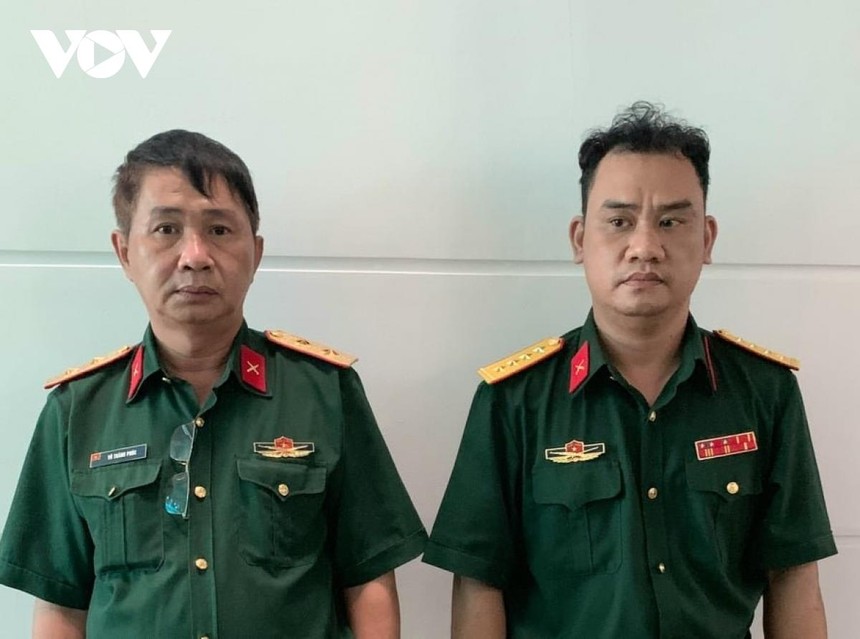 Bị can Võ Thành Phúc (trái) và bị can Trần Vũ Hàn Minh Nhật tại cơ quan điều tra.