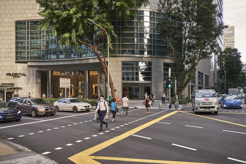 Người dân đeo khẩu trang đi bộ trên một con phố ở Singapore. Ảnh: Bloomberg.