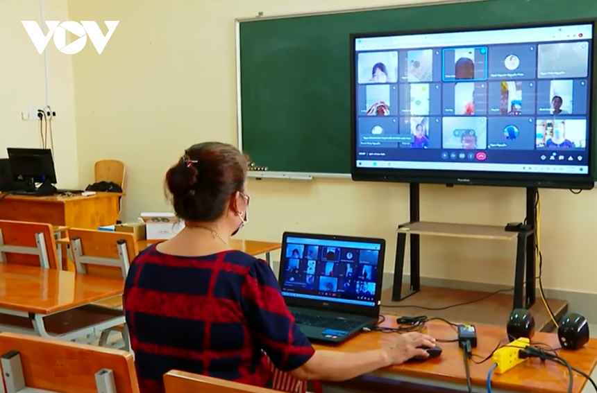 Một giáo viên ở thành phố Vĩnh Long đang dạy học sinh bằng hình thức trực tuyến.