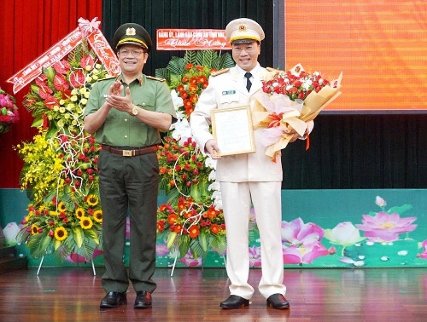 Thiếu tướng Lê Vinh Quy trao quyết định và chúc mừng đồng chí Lê Hữu Tuấn.