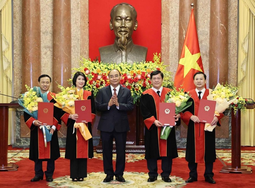 Chủ tịch nước Nguyễn Xuân Phúc trao Quyết định bổ nhiệm Thẩm phán Tòa án nhân dân tối cao.