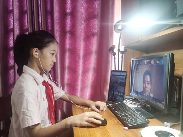 Học sinh lớp 6A2, Trường THCS Hoàng Mai (quận Hoàng Mai, Hà Nội) trong tiết học trực tuyến môn Ngữ văn. (Ảnh: Vietnam+).