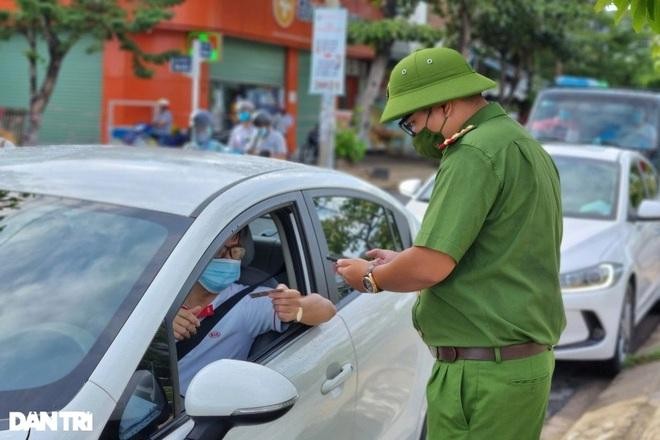 Cơ quan chức năng Đà Nẵng kiểm tra giấy đi đường của người dân.
