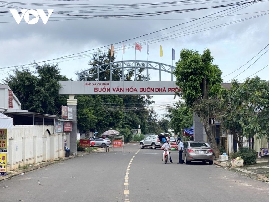 Một khu dân cư ở xã Cư EBuôr, thành phố Buôn Ma Thuột bị phong tỏa do ghi nhận ca nhiễm COVID-19.