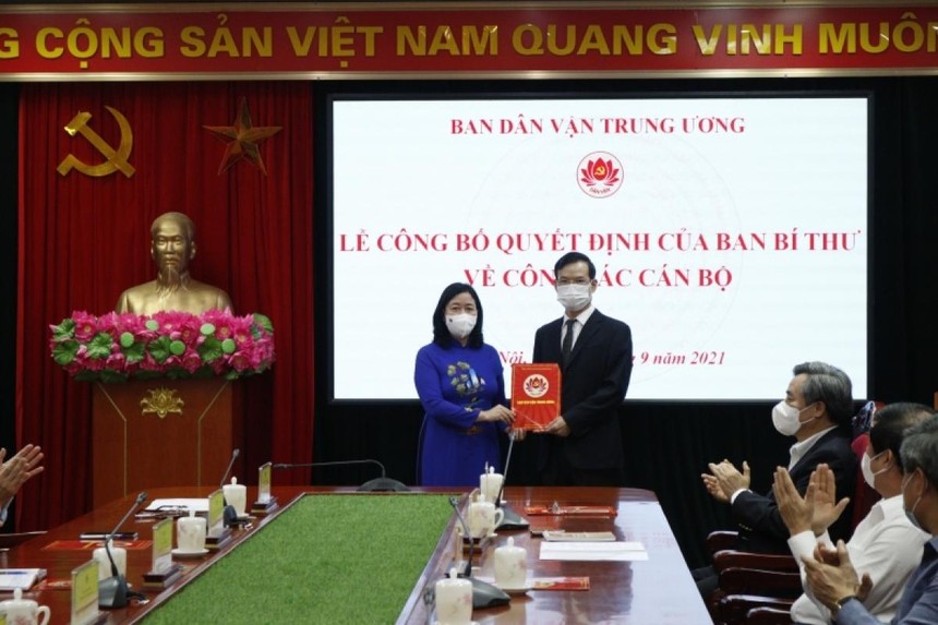 Trưởng Ban Dân vận Trung ương Bùi Thị Minh Hoài đã trao Quyết định cho ông Triệu Tài Vinh, Phó Trưởng Ban Dân vận Trung ương.